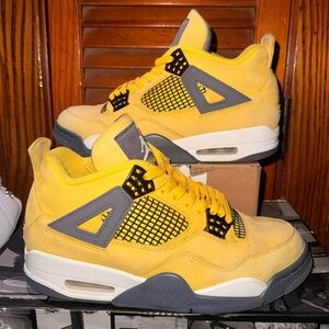 Size 9 - Jordan 4 Retro Mid Lightning